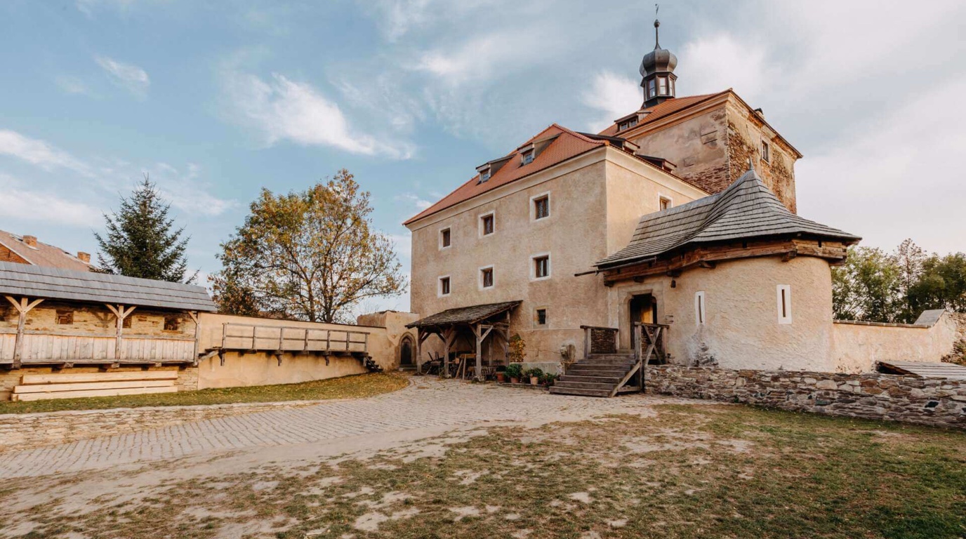 Tvrz Malešov